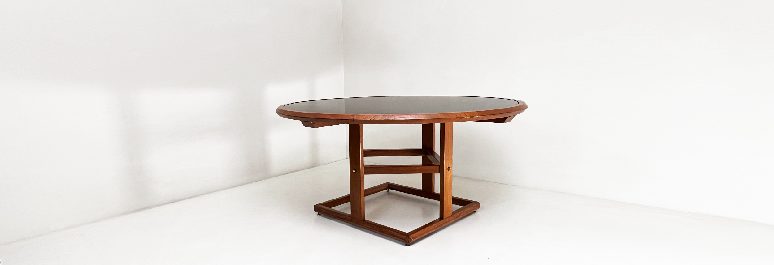tavolo vintage anni60 tondo con base quadrata 002 T