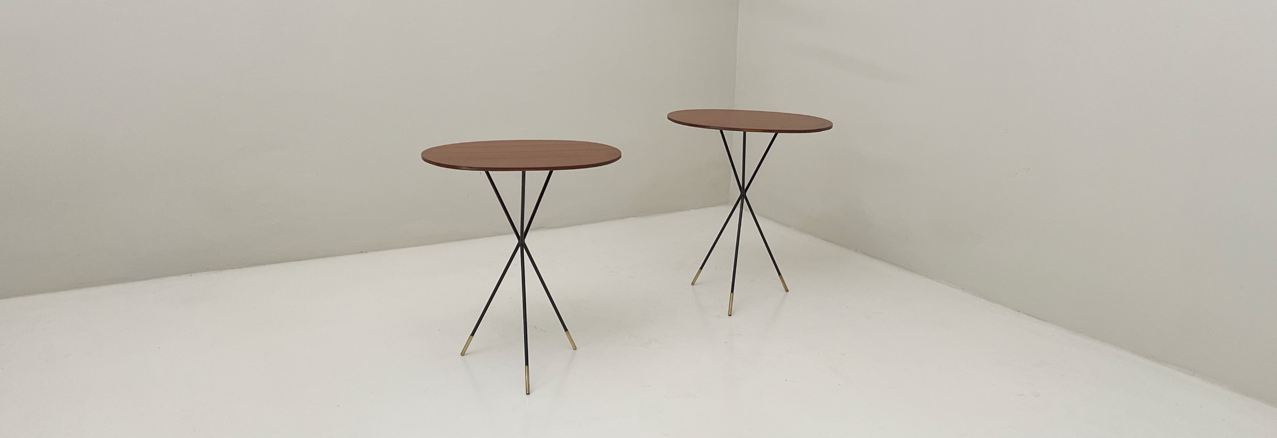 Coppia tavolini tripodi anni50 piano ovale mogano metallo ottone 078 TV