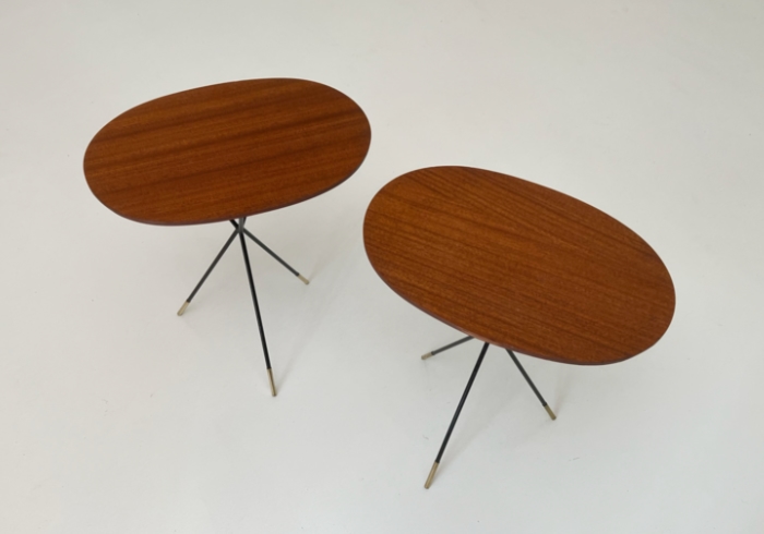 Coppia tavolini tripodi anni50 piano ovale mogano metallo ottone P1 078 TV 1