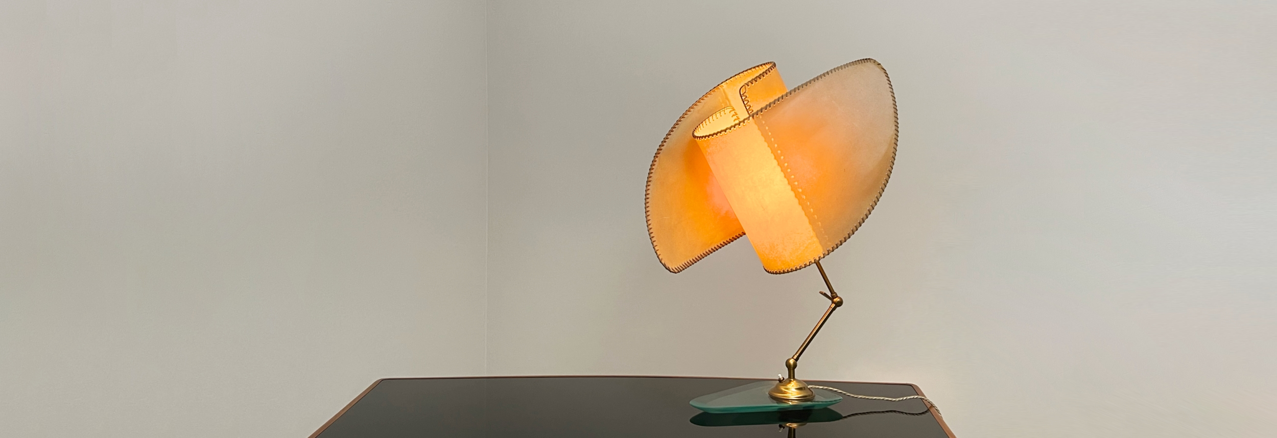 Rara lampada tavolo anni60 vetro ottone pergamena 067 L