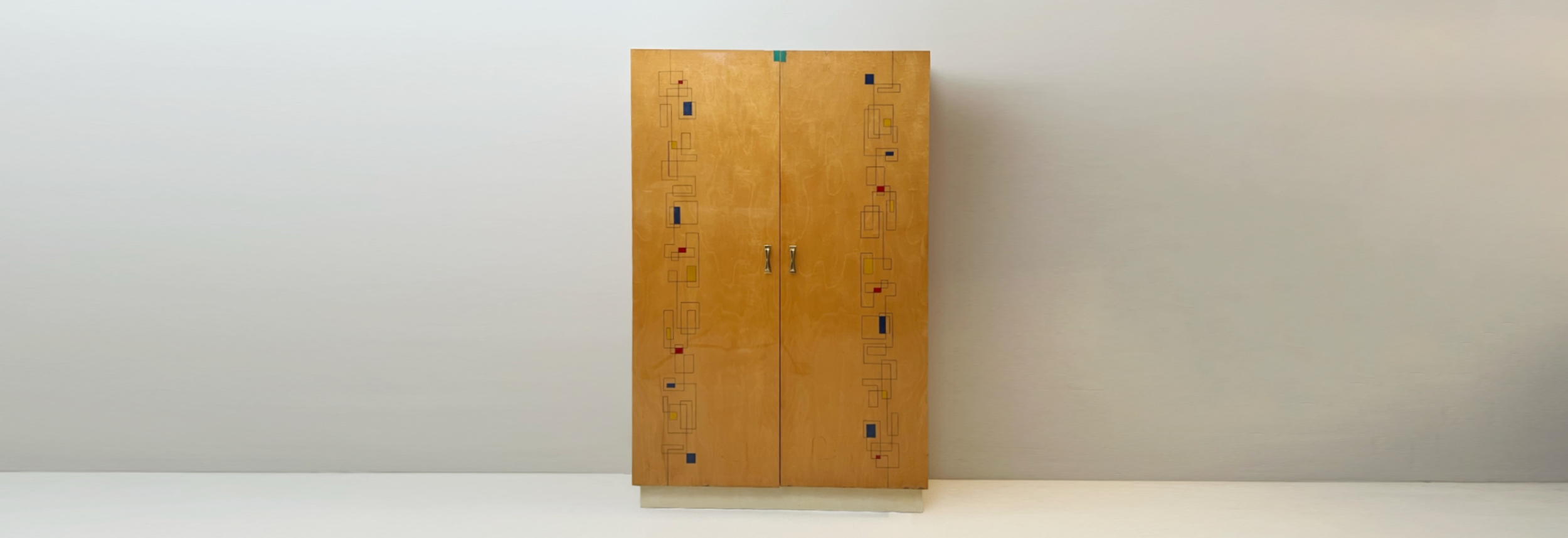 armadio anni 50 acero biondo decorazioni policrome elementi ottone 074 M