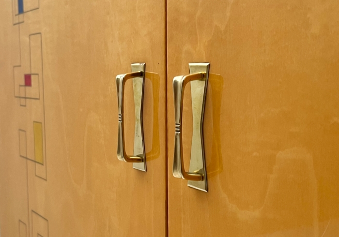 armadio anni 50 acero biondo decorazioni policrome elementi ottone P1 074 M 2