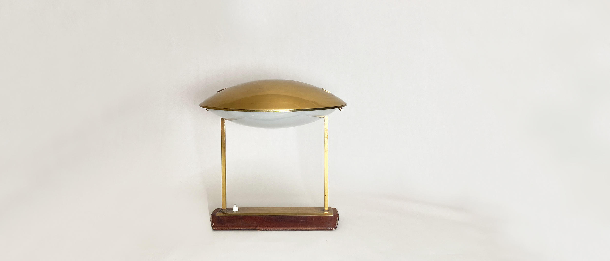 lampada da tavolo design anni50 stilnovo ottone e cuoio 012 L(2)