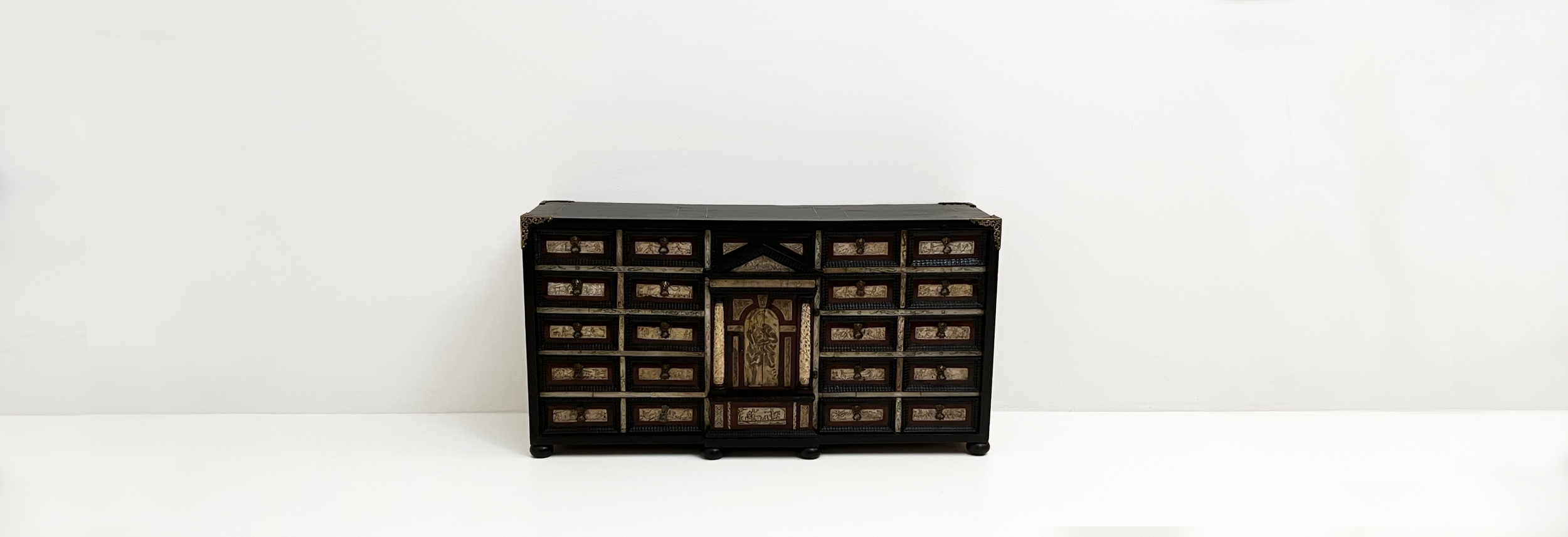 stipo monetiere antico de  XVII secolo legno ebanizzato e avorio 051 M