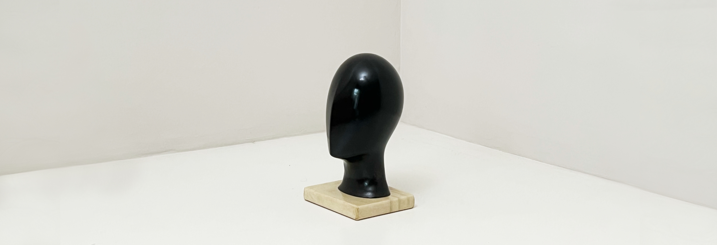 testa metafisica anni60 legno laccato base in pergamena 111 C